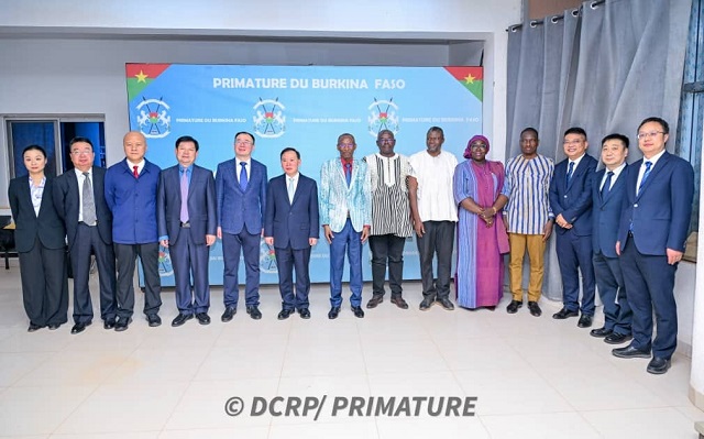 Photo de famille à l'issue de la visite sur le FOCAC