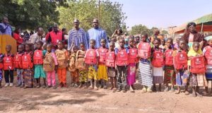 Burkina: Save the Children offre 31 700 kits scolaires de 221 900 000 FCFA à des élèves déplacés internes