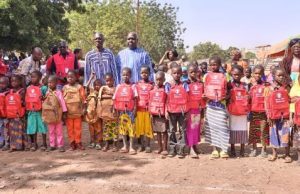 Burkina: Save the Children offre 31 700 kits scolaires de 221 900 000 FCFA à des élèves déplacés internes