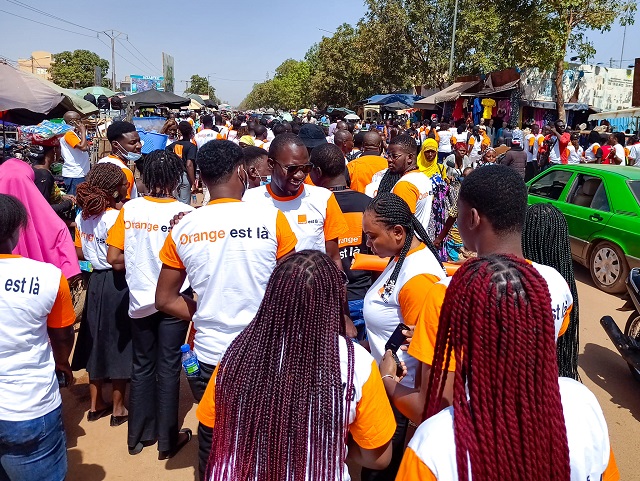 Une vue des travailleurs de Orange Burkina Faso dans un marché de Ouagadougou