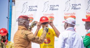 Tour du Faso 2024: le Marocain Mohcine El Kouraji reçoit les félicitations du président Traoré