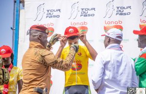 Tour du Faso 2024: le Marocain Mohcine El Kouraji reçoit les félicitations du président Traoré