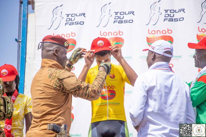 Tour du Faso 2024: le Marocain Mohcine El Kouraji reçoit les félicitations du président Traoré