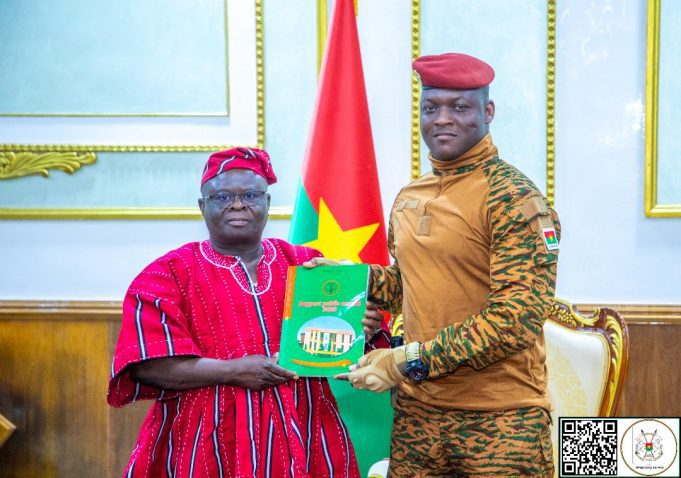 Burkina: la Cour des Comptes remet son rapport public 2023 au Chef de l’Etat