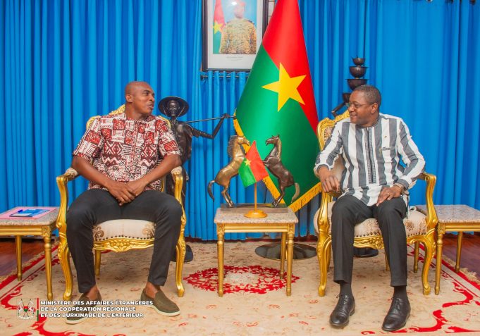 Promotion du sport burkinabè à l’internationale: l’ambassadeur Charles Kaboré en audience avec le ministre Jean Marie Traoré