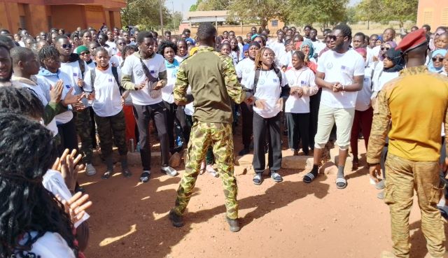 Des étudiants en pleine répétition avec l'équipe d'encadrement militaire