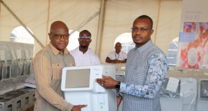 Burkina: le Premier ministre remet un important lot d’équipement aux formations sanitaires