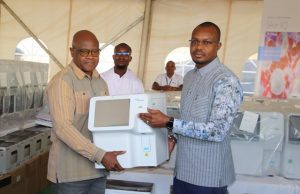 Burkina: le Premier ministre remet un important lot d’équipement aux formations sanitaires