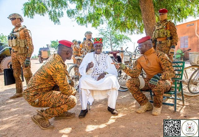 Le président burkinabè, le capitaine Ibrahim Traoré échangeant avec Naaba Guiguemdé de Barsalogho