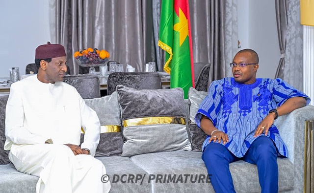 Les chefs du gouvernement burkinabè et nigérien (1er à gauche)