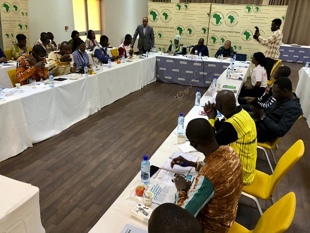 Une vue large de la conférence de presse