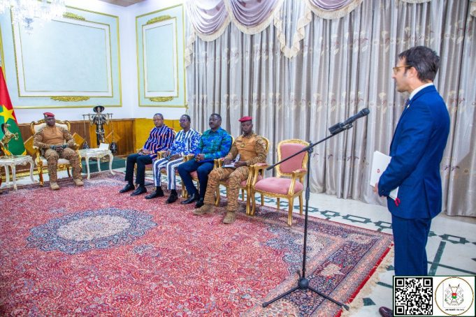Burkina: cinq nouveaux ambassadeurs présentent leurs lettres de créance au Président du Faso