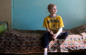 Ukraine : la cheffe de l’UNICEF appelle à une meilleure protection des enfants « pris dans ce cauchemar »