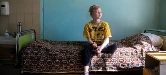 Ukraine : la cheffe de l’UNICEF appelle à une meilleure protection des enfants « pris dans ce cauchemar »