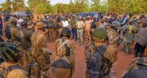 Burkina: le Premier ministre encourage les forces combattantes dans le Centre-Ouest
