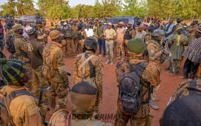Burkina: le Premier ministre encourage les forces combattantes dans le Centre-Ouest
