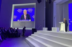 A Davos, le chef de l’ONU dénonce le recul des engagements climatiques