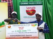 LONAB: un parieur de tombola reçoit un chèque de trois millions FCFA