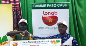 LONAB: un parieur de tombola reçoit un chèque de trois millions FCFA