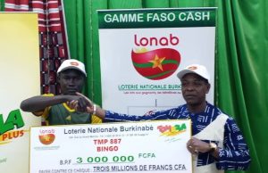 LONAB: un parieur de tombola reçoit un chèque de trois millions FCFA