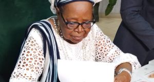 Burkina: la «dame de fer» accouche de «la fille des Rochers»