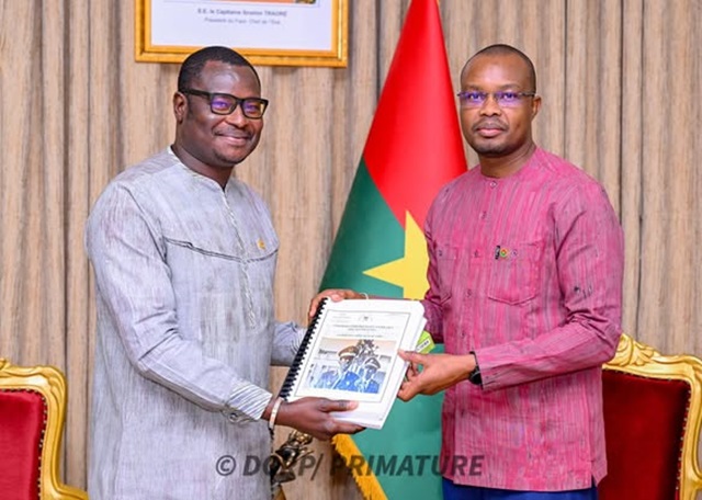 Remise des artéfacts sur les archives de Thomas Sankara