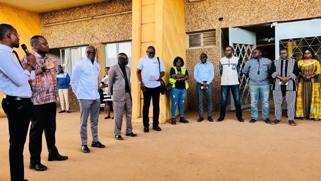 Une vue des officiels à gauche au lancement de la campagne Rail sans Sida