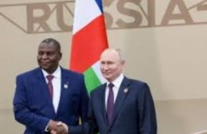 Archange trouve la sécurité à Moscou, Lourenço cherche la paix pour ses voisins à Paris