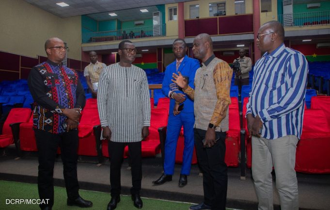 FESPACO 2025: Le Ministre Pingdwendé Gilbert Ouédraogo visite des salles de projection