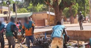 Ouagadougou: des détenus de la Maco nettoient la ville