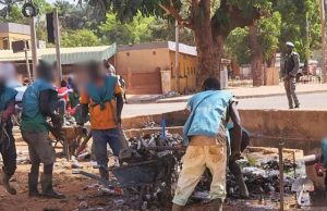 Ouagadougou: des détenus de la Maco nettoient la ville