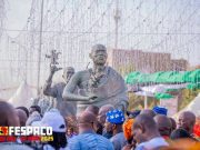 FESPACO 2025: le réalisateur ivoirien Roger Gnoan Mbala immortalisé à la Place des Cinéastes à Ouagadougou