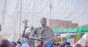 FESPACO 2025: le réalisateur ivoirien Roger Gnoan Mbala immortalisé à la Place des Cinéastes à Ouagadougou