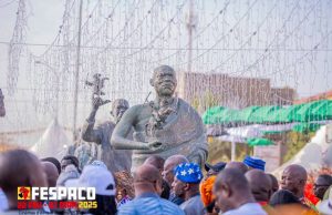 FESPACO 2025: le réalisateur ivoirien Roger Gnoan Mbala immortalisé à la Place des Cinéastes à Ouagadougou