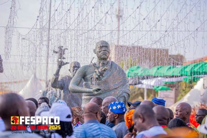 FESPACO 2025: le réalisateur ivoirien Roger Gnoan Mbala immortalisé à la Place des Cinéastes à Ouagadougou