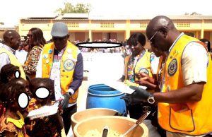 Burkina: les Lions mangent avec un millier d’enfants