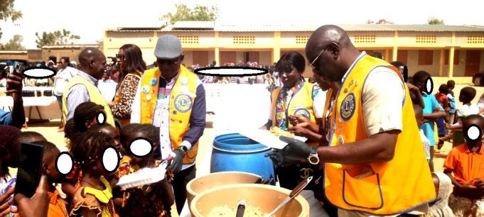 Burkina: les Lions mangent avec un millier d’enfants