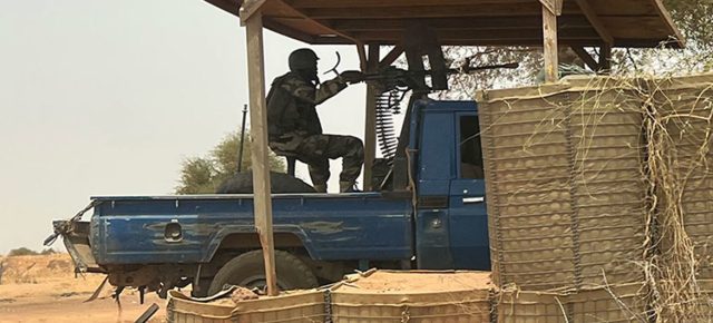 ONU Info/Daniel Dickinson Un soldat nigérien garde un emplacement stratégique à Ouallam, au Niger