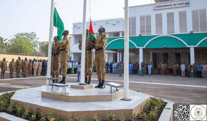 Burkina: le drapeau de l’AES flotte désormais au palais présidentiel de Koulouba