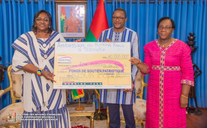 Effort de paix: dix millions de francs CFA mobilisés par l’ambassade du Burkina Faso à Bamako