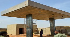 Ouagadougou: une station en construction démolie pour non-respect de la réglementation à Saaba