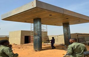 Ouagadougou: une station en construction démolie pour non-respect de la réglementation à Saaba