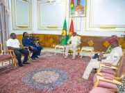 Promotion du football: les anciens internationaux Emmanuel Adebayor et Charles Kaboré chez le Président du Faso