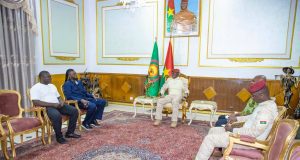 Promotion du football: les anciens internationaux Emmanuel Adebayor et Charles Kaboré chez le Président du Faso