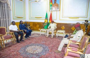 Promotion du football: les anciens internationaux Emmanuel Adebayor et Charles Kaboré chez le Président du Faso