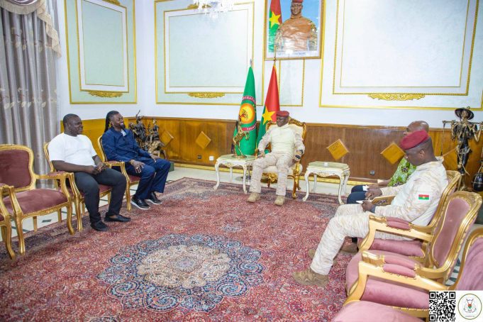 Promotion du football: les anciens internationaux Emmanuel Adebayor et Charles Kaboré chez le Président du Faso