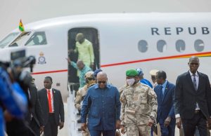 Mali: le président Goïta reçoit son homologue Mahama