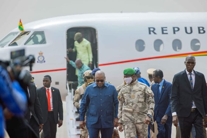 Mali: le président Goïta reçoit son homologue Mahama