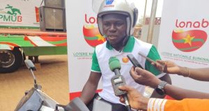 Dédougou: avec LONA MOTO, ça roule pour le jeune commerçant Edouard!