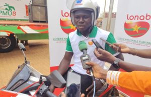 Dédougou: avec LONA MOTO, ça roule pour le jeune commerçant Edouard!